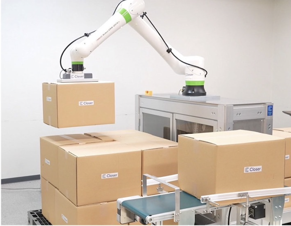 段ボールの積み上げ作業をパレタイジングロボットで自動化! 食品工場の生産ラインの規模に合わせた最適なロボットの選定ポイント